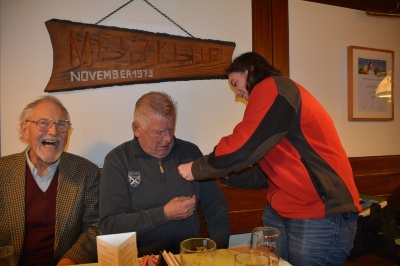 Anstecken der Ehrennadel durch Tina OE5HTL 